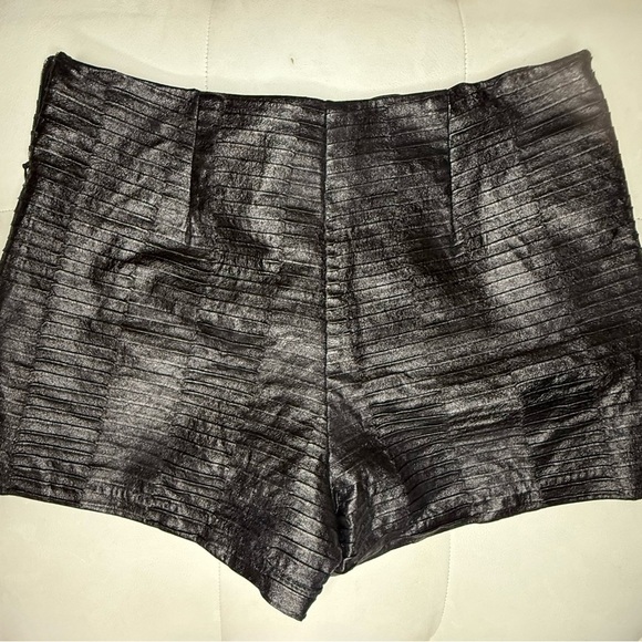 Forever 21 Black faux leather Textured Short size small - Picture 6 of 9